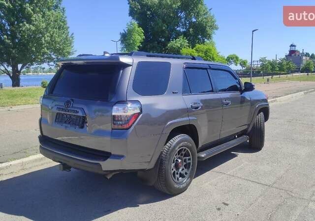 Серый Тойота 4Раннер, объемом двигателя 4 л и пробегом 130 тыс. км за 36500 $, фото 2 на Automoto.ua