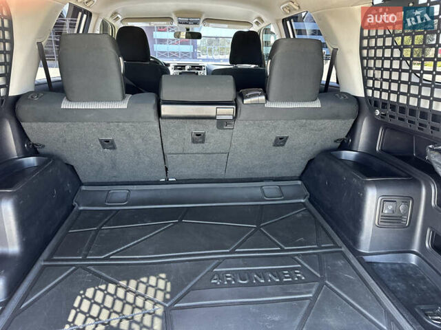 Серый Тойота 4Раннер, объемом двигателя 3.96 л и пробегом 147 тыс. км за 35900 $, фото 30 на Automoto.ua