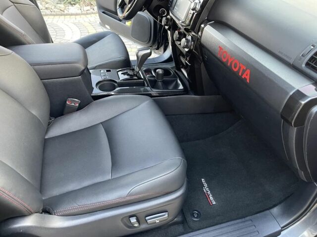 Серый Тойота 4Раннер, объемом двигателя 4 л и пробегом 78 тыс. км за 38500 $, фото 5 на Automoto.ua