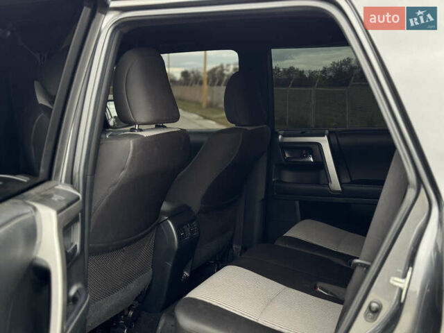 Сірий Тойота 4Раннер, об'ємом двигуна 3.96 л та пробігом 108 тис. км за 33700 $, фото 6 на Automoto.ua