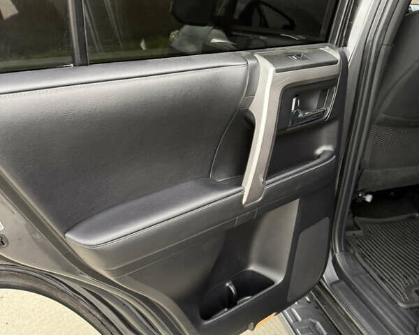 Сірий Тойота 4Раннер, об'ємом двигуна 3.96 л та пробігом 108 тис. км за 33700 $, фото 41 на Automoto.ua