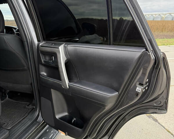 Сірий Тойота 4Раннер, об'ємом двигуна 3.96 л та пробігом 108 тис. км за 33700 $, фото 38 на Automoto.ua