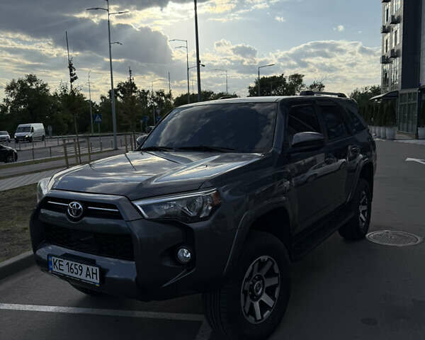 Сірий Тойота 4Раннер, об'ємом двигуна 4 л та пробігом 107 тис. км за 34200 $, фото 4 на Automoto.ua