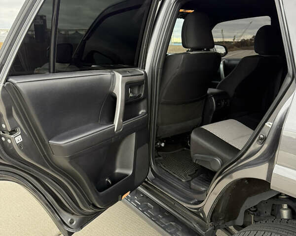 Сірий Тойота 4Раннер, об'ємом двигуна 3.96 л та пробігом 108 тис. км за 33700 $, фото 40 на Automoto.ua