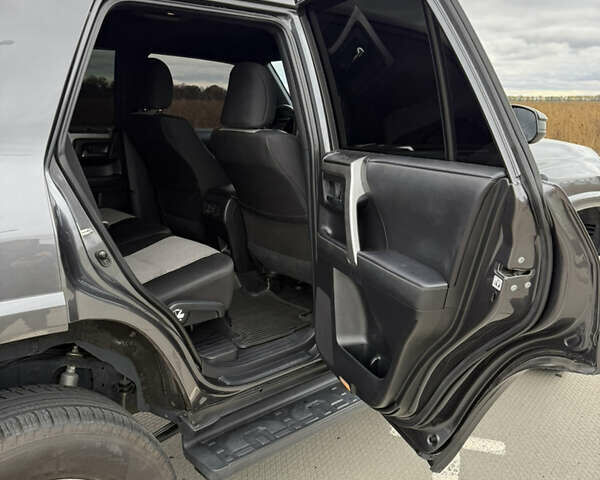 Сірий Тойота 4Раннер, об'ємом двигуна 3.96 л та пробігом 108 тис. км за 33700 $, фото 37 на Automoto.ua