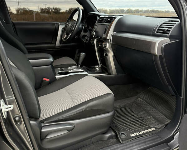 Сірий Тойота 4Раннер, об'ємом двигуна 3.96 л та пробігом 108 тис. км за 33700 $, фото 34 на Automoto.ua