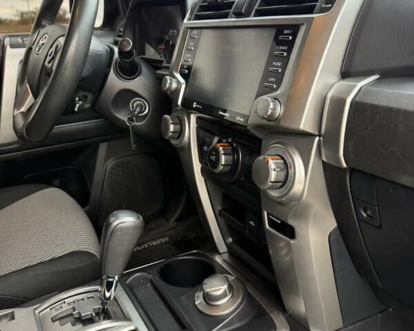 Сірий Тойота 4Раннер, об'ємом двигуна 3.96 л та пробігом 108 тис. км за 33700 $, фото 36 на Automoto.ua