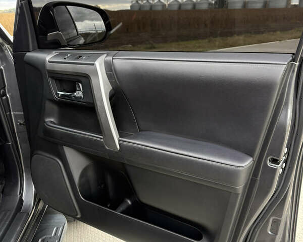 Сірий Тойота 4Раннер, об'ємом двигуна 3.96 л та пробігом 108 тис. км за 33700 $, фото 33 на Automoto.ua