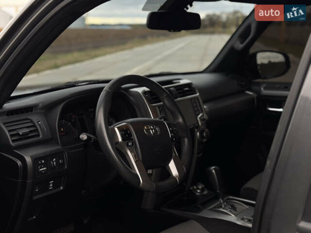 Сірий Тойота 4Раннер, об'ємом двигуна 3.96 л та пробігом 108 тис. км за 33700 $, фото 5 на Automoto.ua