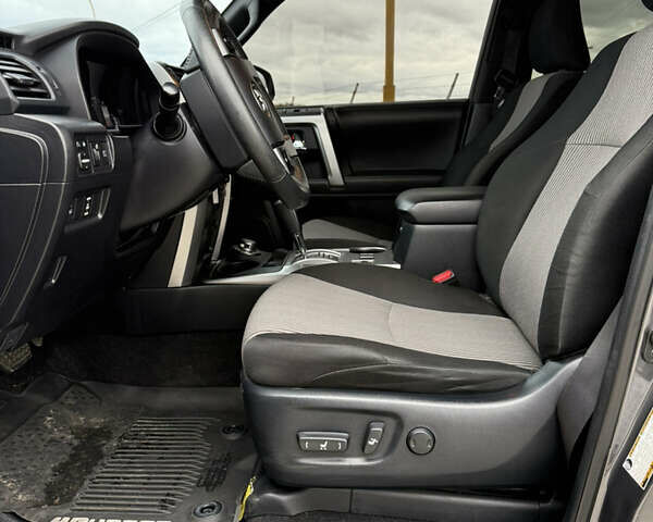 Сірий Тойота 4Раннер, об'ємом двигуна 3.96 л та пробігом 108 тис. км за 33700 $, фото 25 на Automoto.ua