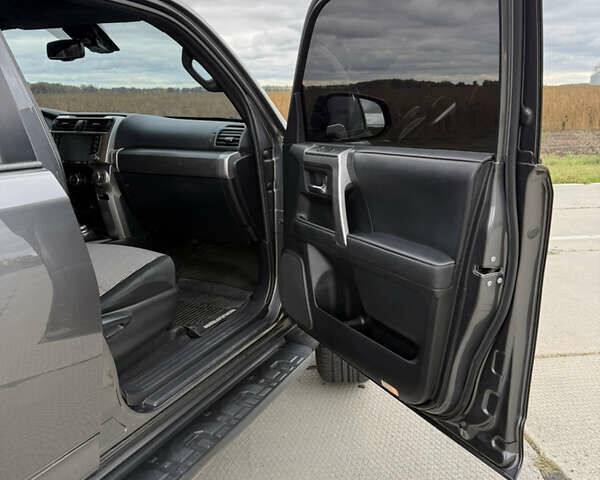 Сірий Тойота 4Раннер, об'ємом двигуна 3.96 л та пробігом 108 тис. км за 33700 $, фото 32 на Automoto.ua