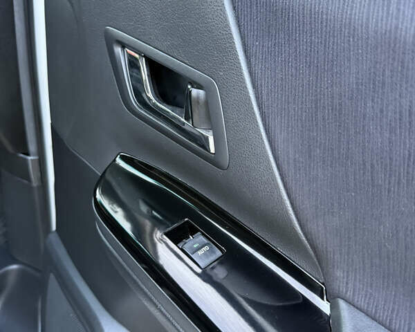 Белый Тойота Алфард, объемом двигателя 2.4 л и пробегом 85 тыс. км за 14900 $, фото 64 на Automoto.ua