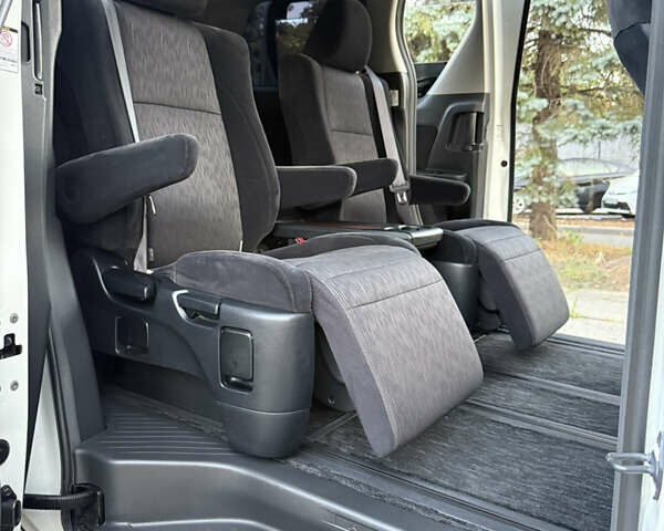 Белый Тойота Алфард, объемом двигателя 2.4 л и пробегом 85 тыс. км за 14900 $, фото 66 на Automoto.ua