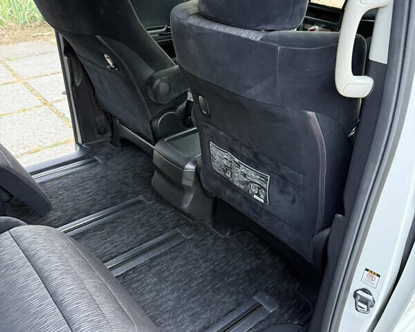 Белый Тойота Алфард, объемом двигателя 2.4 л и пробегом 85 тыс. км за 14900 $, фото 67 на Automoto.ua