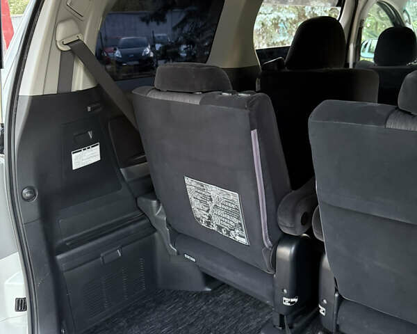 Белый Тойота Алфард, объемом двигателя 2.4 л и пробегом 85 тыс. км за 14900 $, фото 81 на Automoto.ua