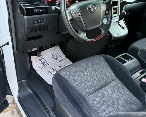 Белый Тойота Алфард, объемом двигателя 2.4 л и пробегом 85 тыс. км за 14900 $, фото 54 на Automoto.ua