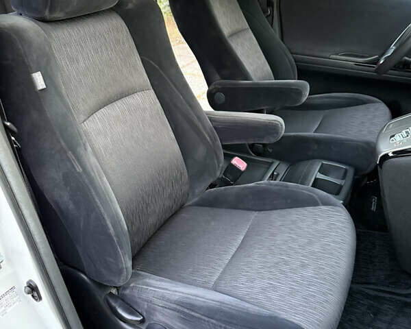 Белый Тойота Алфард, объемом двигателя 2.4 л и пробегом 85 тыс. км за 14900 $, фото 63 на Automoto.ua