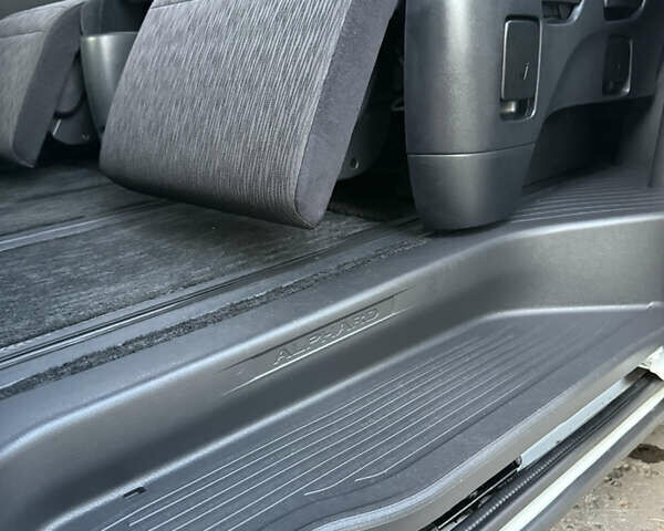 Белый Тойота Алфард, объемом двигателя 2.4 л и пробегом 85 тыс. км за 14900 $, фото 69 на Automoto.ua