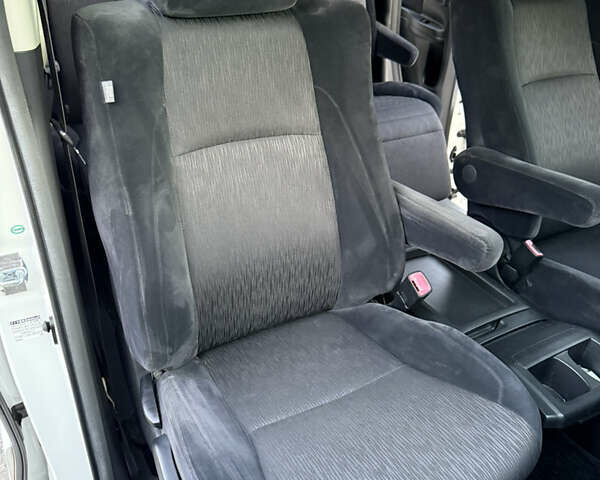 Белый Тойота Алфард, объемом двигателя 2.4 л и пробегом 85 тыс. км за 14900 $, фото 62 на Automoto.ua