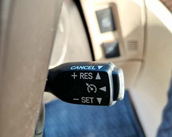 Белый Тойота Алфард, объемом двигателя 2.36 л и пробегом 197 тыс. км за 18700 $, фото 5 на Automoto.ua