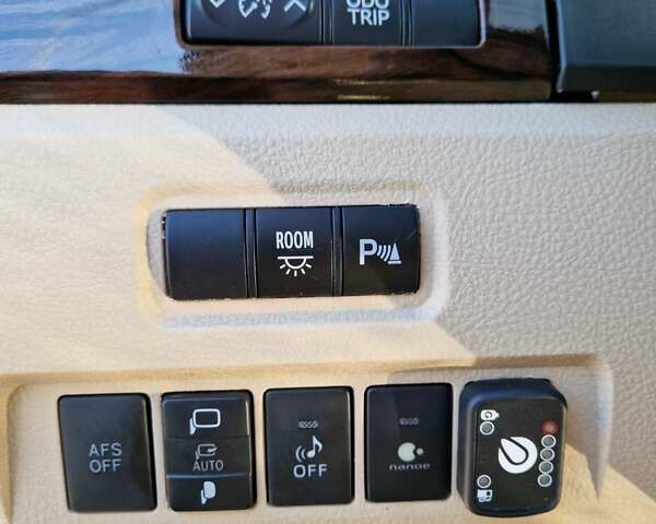 Белый Тойота Алфард, объемом двигателя 2.36 л и пробегом 197 тыс. км за 18700 $, фото 8 на Automoto.ua