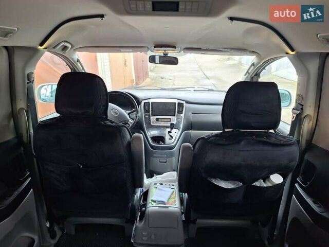 Серый Тойота Алфард, объемом двигателя 3 л и пробегом 205 тыс. км за 11000 $, фото 4 на Automoto.ua