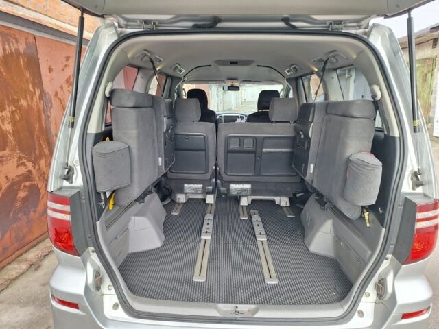 Серый Тойота Алфард, объемом двигателя 3 л и пробегом 205 тыс. км за 11000 $, фото 3 на Automoto.ua