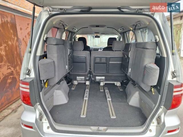 Серый Тойота Алфард, объемом двигателя 3 л и пробегом 205 тыс. км за 11000 $, фото 3 на Automoto.ua