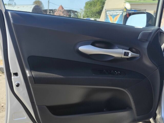 Серый Тойота Атлецца, объемом двигателя 1.6 л и пробегом 1000 тыс. км за 6200 $, фото 7 на Automoto.ua