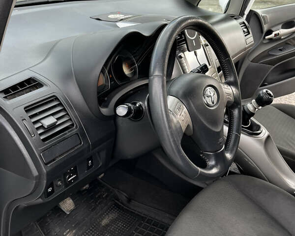 Белый Тойота Аурис, объемом двигателя 2.23 л и пробегом 260 тыс. км за 6000 $, фото 8 на Automoto.ua