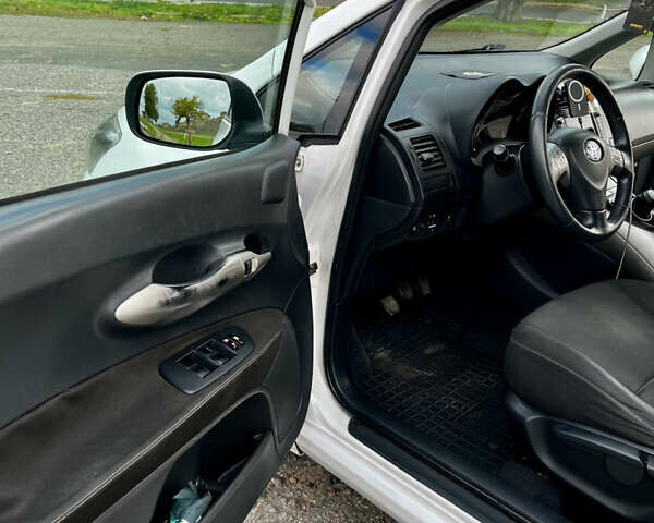 Белый Тойота Аурис, объемом двигателя 2.23 л и пробегом 260 тыс. км за 6000 $, фото 7 на Automoto.ua