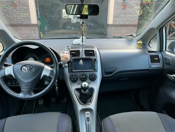 Белый Тойота Аурис, объемом двигателя 1.4 л и пробегом 252 тыс. км за 6000 $, фото 4 на Automoto.ua