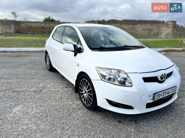 Белый Тойота Аурис, объемом двигателя 2.23 л и пробегом 260 тыс. км за 6000 $, фото 1 на Automoto.ua