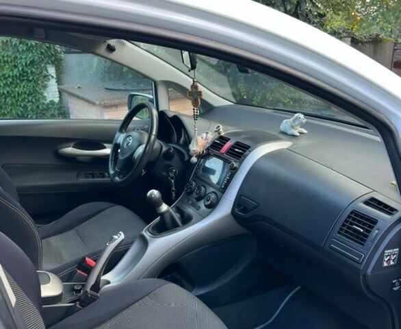 Белый Тойота Аурис, объемом двигателя 1.4 л и пробегом 252 тыс. км за 6000 $, фото 7 на Automoto.ua