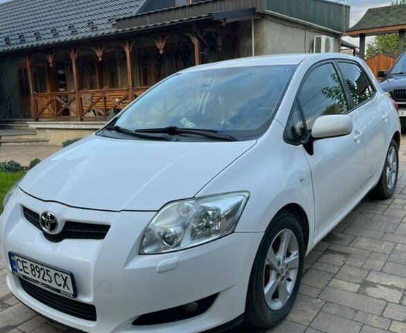 Белый Тойота Аурис, объемом двигателя 1.4 л и пробегом 252 тыс. км за 6000 $, фото 1 на Automoto.ua