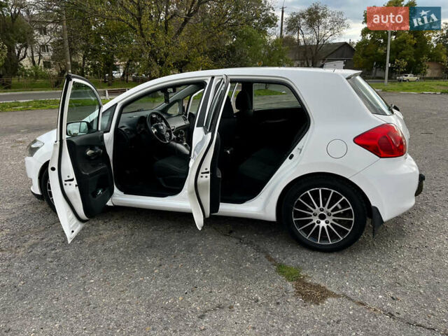 Белый Тойота Аурис, объемом двигателя 2.23 л и пробегом 260 тыс. км за 6000 $, фото 11 на Automoto.ua