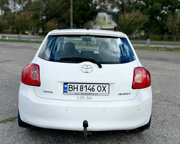 Белый Тойота Аурис, объемом двигателя 2.23 л и пробегом 260 тыс. км за 6000 $, фото 4 на Automoto.ua