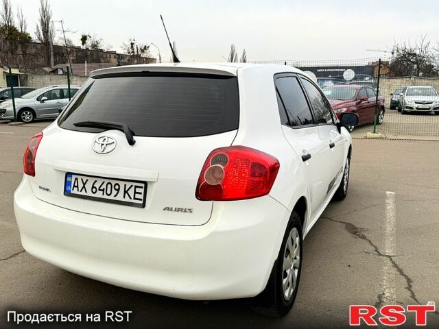 Белый Тойота Аурис, объемом двигателя 1.4 л и пробегом 240 тыс. км за 5800 $, фото 8 на Automoto.ua