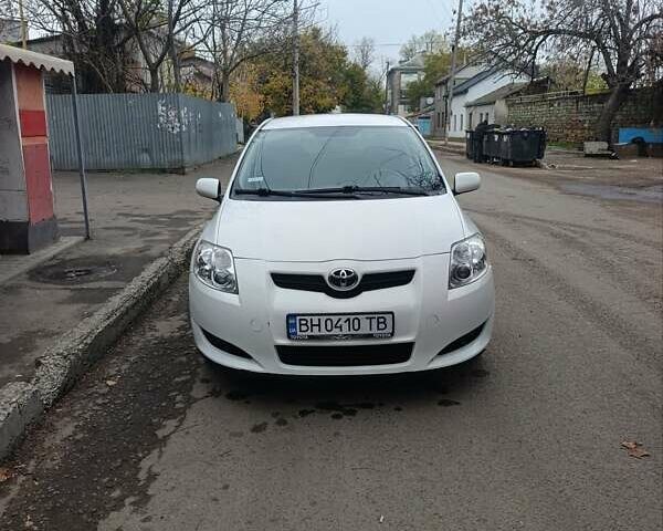 Белый Тойота Аурис, объемом двигателя 1.6 л и пробегом 114 тыс. км за 5650 $, фото 3 на Automoto.ua