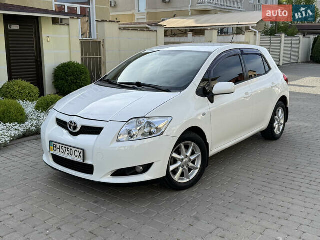 Белый Тойота Аурис, объемом двигателя 1.6 л и пробегом 144 тыс. км за 9200 $, фото 1 на Automoto.ua