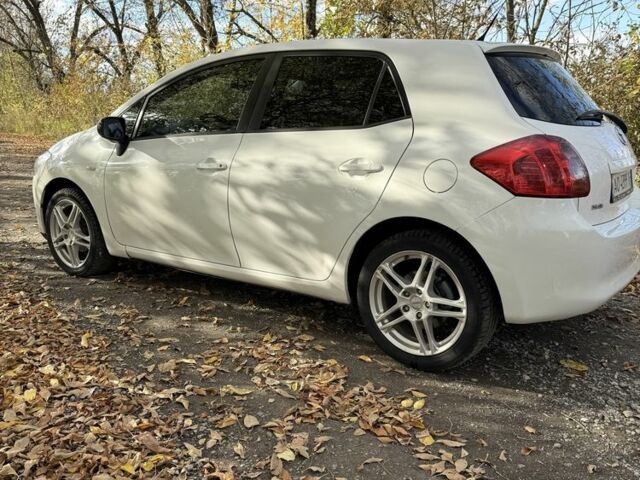 Белый Тойота Аурис, объемом двигателя 1.3 л и пробегом 229 тыс. км за 5499 $, фото 6 на Automoto.ua