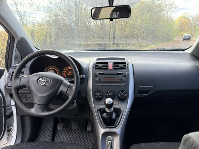 Белый Тойота Аурис, объемом двигателя 1.3 л и пробегом 229 тыс. км за 5499 $, фото 14 на Automoto.ua