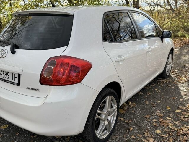 Белый Тойота Аурис, объемом двигателя 1.3 л и пробегом 229 тыс. км за 5499 $, фото 3 на Automoto.ua