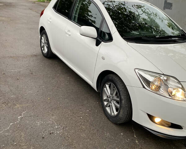 Белый Тойота Аурис, объемом двигателя 1.8 л и пробегом 120 тыс. км за 9900 $, фото 9 на Automoto.ua
