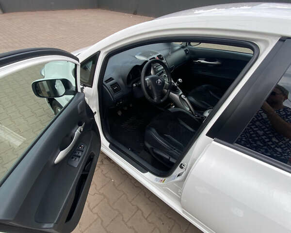 Белый Тойота Аурис, объемом двигателя 1.8 л и пробегом 120 тыс. км за 9900 $, фото 43 на Automoto.ua