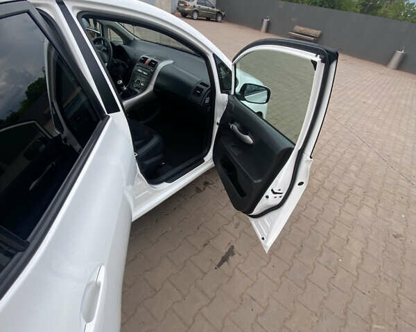 Белый Тойота Аурис, объемом двигателя 1.8 л и пробегом 120 тыс. км за 9900 $, фото 58 на Automoto.ua