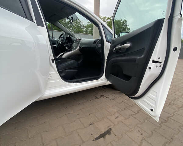 Белый Тойота Аурис, объемом двигателя 1.8 л и пробегом 120 тыс. км за 9900 $, фото 67 на Automoto.ua