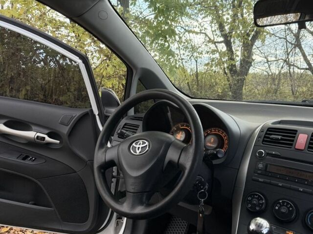 Белый Тойота Аурис, объемом двигателя 1.3 л и пробегом 229 тыс. км за 5499 $, фото 13 на Automoto.ua