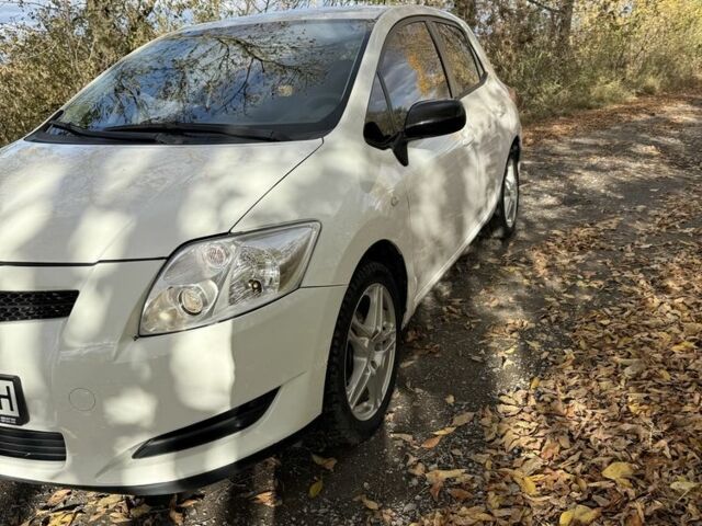 Белый Тойота Аурис, объемом двигателя 1.3 л и пробегом 229 тыс. км за 5499 $, фото 2 на Automoto.ua