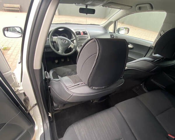 Белый Тойота Аурис, объемом двигателя 1.8 л и пробегом 120 тыс. км за 9900 $, фото 52 на Automoto.ua